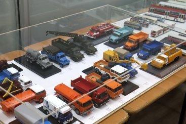 Duże zainteresowanie wystawą miniaturowych pojazdów w Bibliotece Miejskiej w Wieluniu. 9 maja spotkanie z jej właścicielem